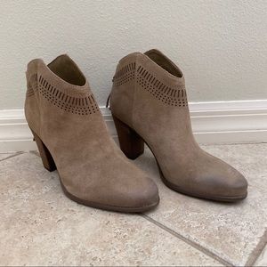 (BRAND NEW) Vince Camuto: Suede Booties